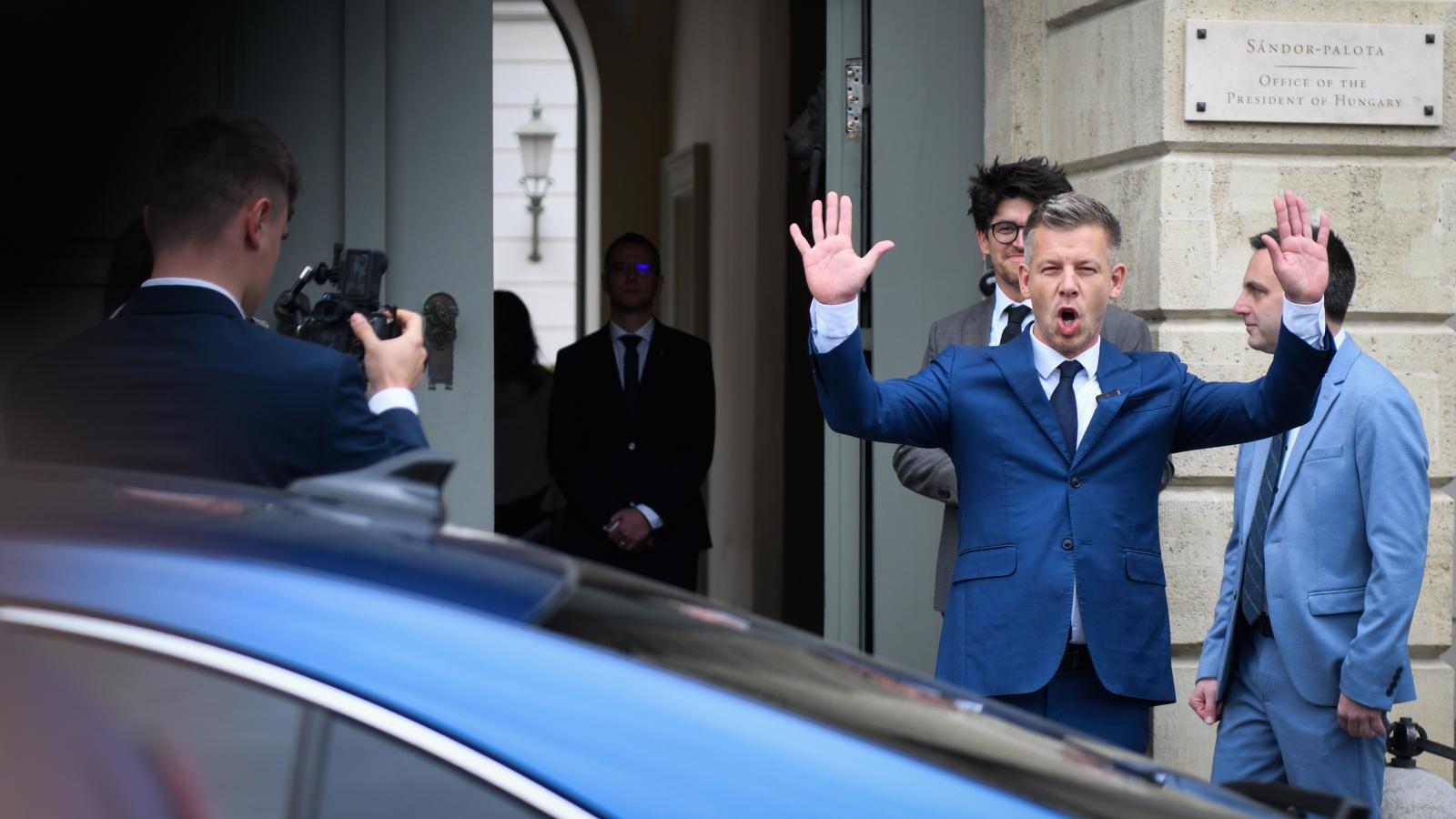 Magyar Péter megérkezik a Sándor-palotába április 15-én 