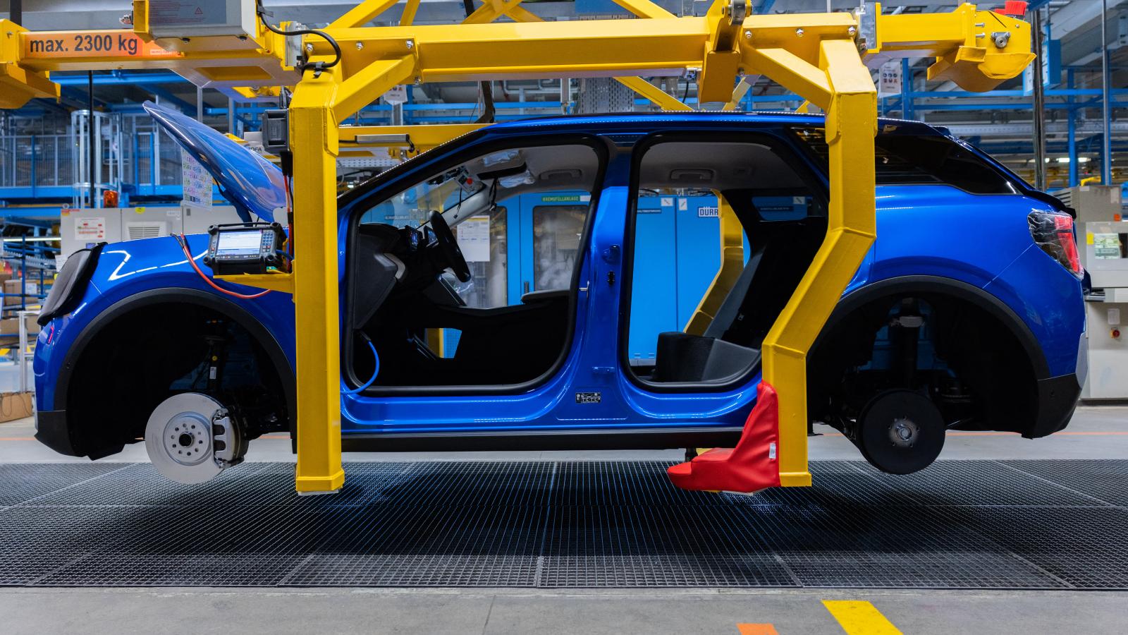 Harapófogóban az autóipar: fogyasztók nem akarnak annyi elektromos autót, mint az Európai Bizottság