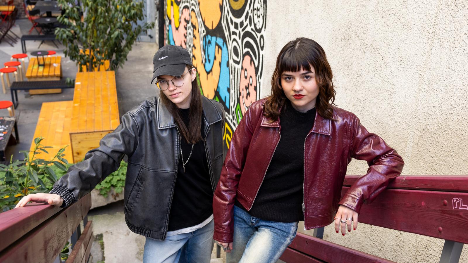 „Az elején kell szerencse is, de inkább egy mély zsebre van szüksége a kezdő zenekaroknak” – mondja az időközben négytagúvá bővült csapat