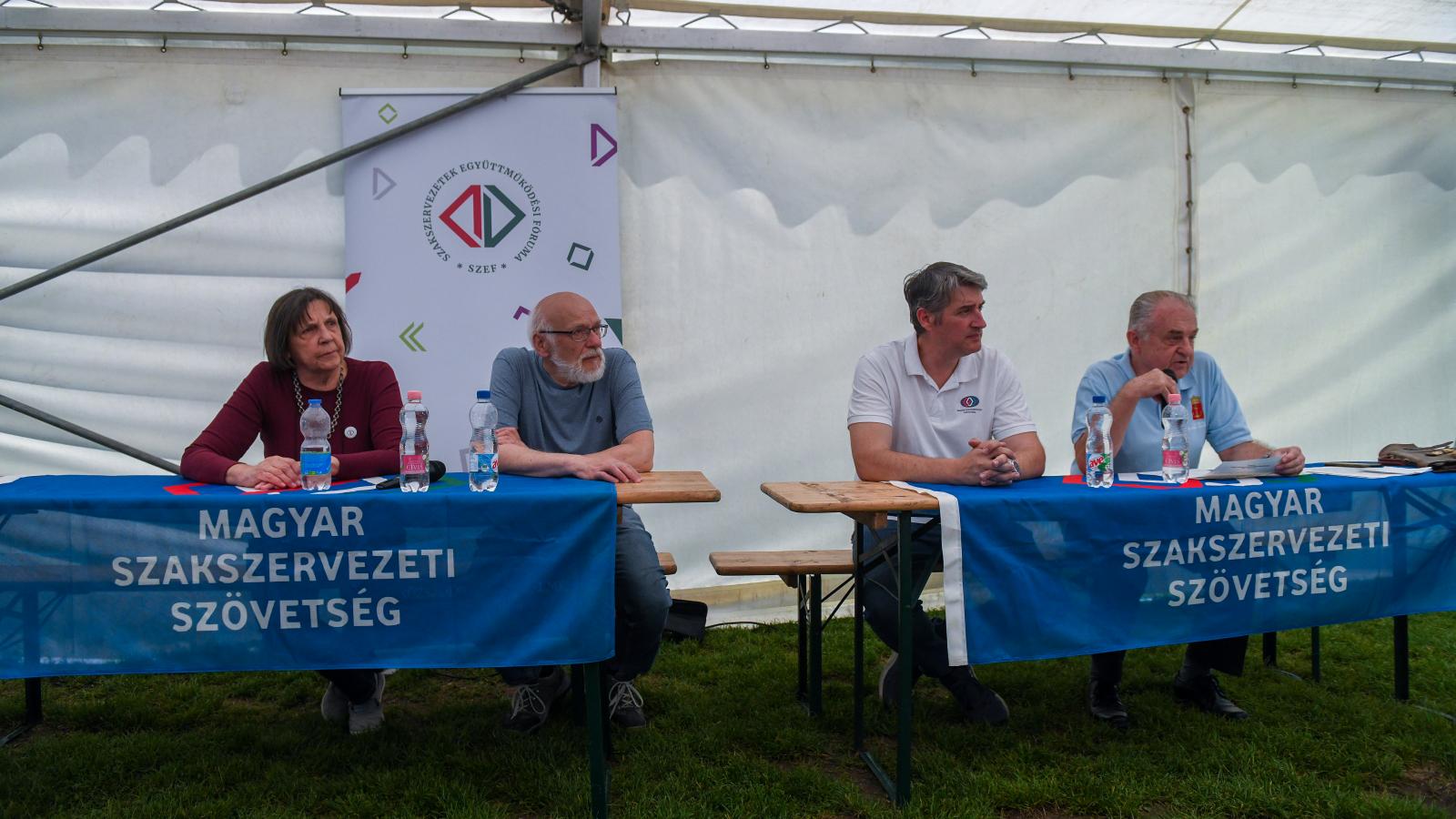 A Magyar Szakszervezeti Szövetség képviselői a 2025-ös budapesti majálison 