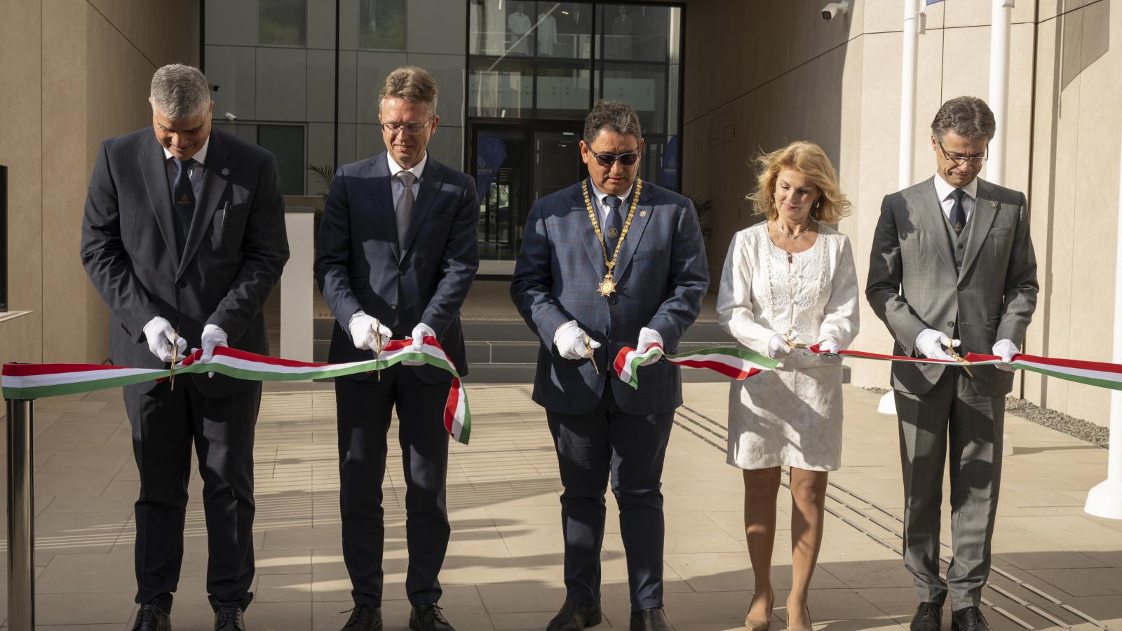 Kiss András, a Semmelweis Egyetem Igazságügyi Orvostani Intézet igazgatója, Hankó Balázs kultúráért és innovációért felelős miniszter, Merkely Béla rektor, Pavlik Lívia kancellár és Alpár Alán rektorhelyettes az átadó ünnepségen április 9-én 