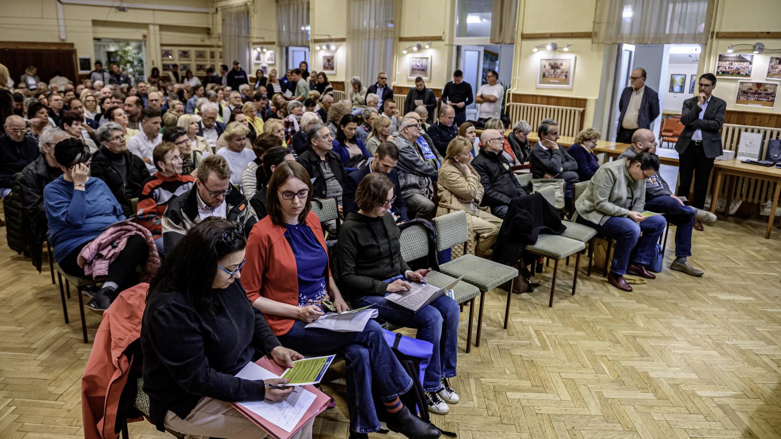 Tömött széksorok a XXII. kerületi önkormányzat lakossági fórumán