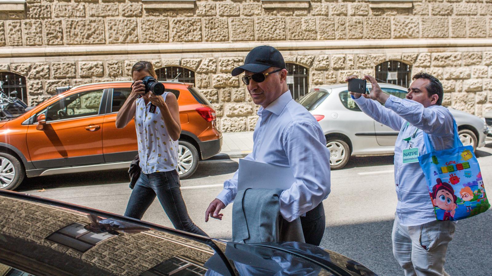 Nikola Gruevszki volt észak-macedón miniszterelnök távozik kiadatási tárgyalásáról a Fővárosi Törvényszéken 2019. június 27-én