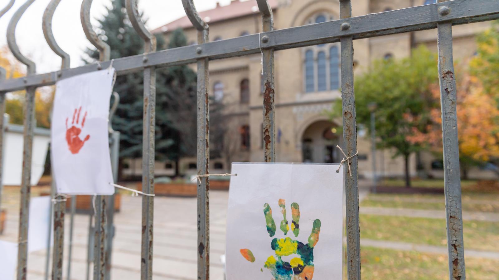 Kiállítás az egyik gyermek­otthonnál. Romokban van a rendszer