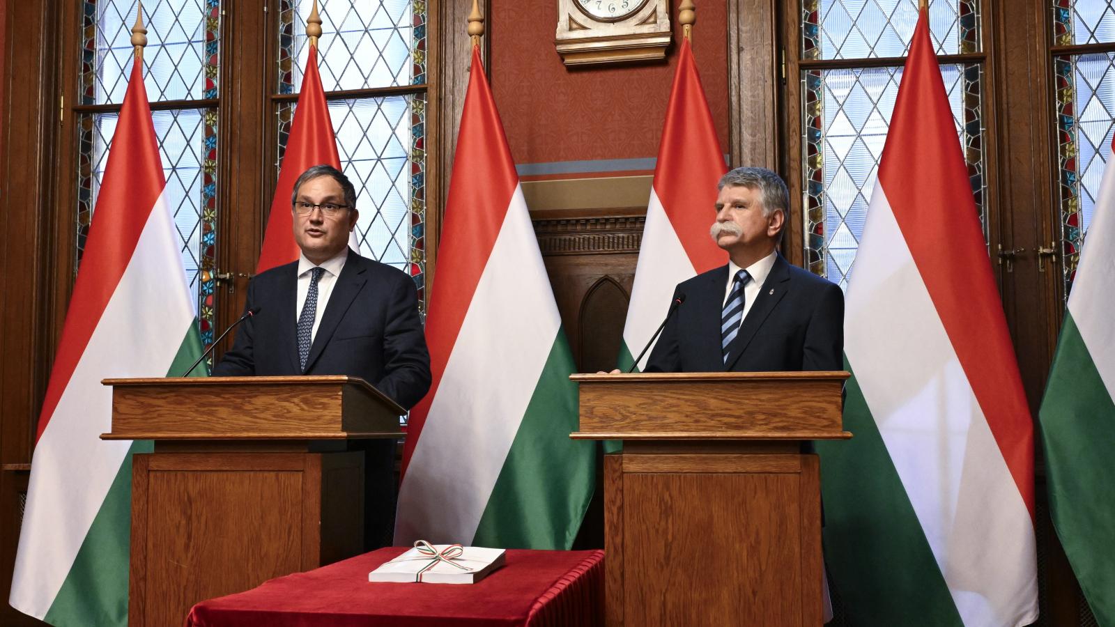 A parlament szerepe formálissá vált a költségvetés végrehajtás-ellenőrzésében.
A kormány rendeletekkel számtalanszor módosította a büdzsét