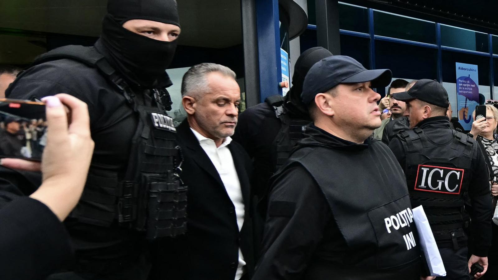Vladimir Plahotniuc kommandósok gyűrűjében a chisinaui repülőtéren 2025. szeptember 25-én