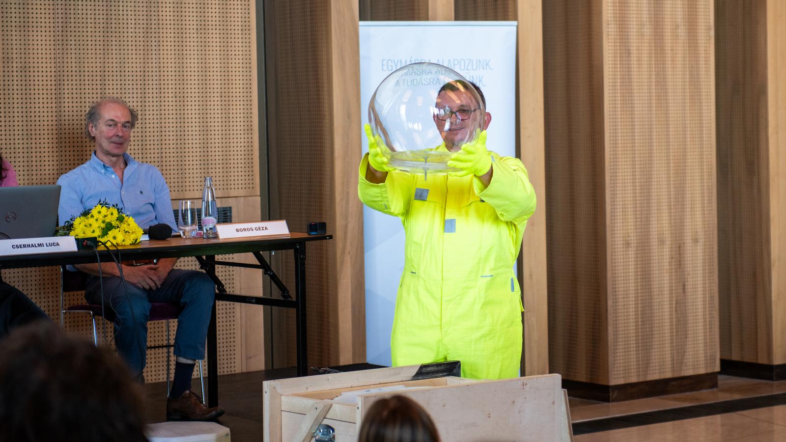 Koronczi Endre a sajtótájékoztatón megmutatta a kiállítása egyik fő művét, a legfontosabb sóhajt