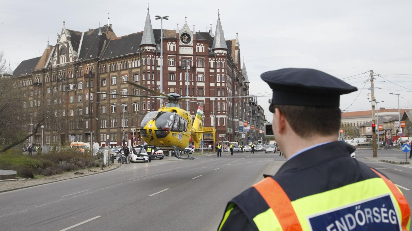 Illusztráció. Mentőhelikopter a Nagyvárad téren. Fotó: Vajda József/Népszava