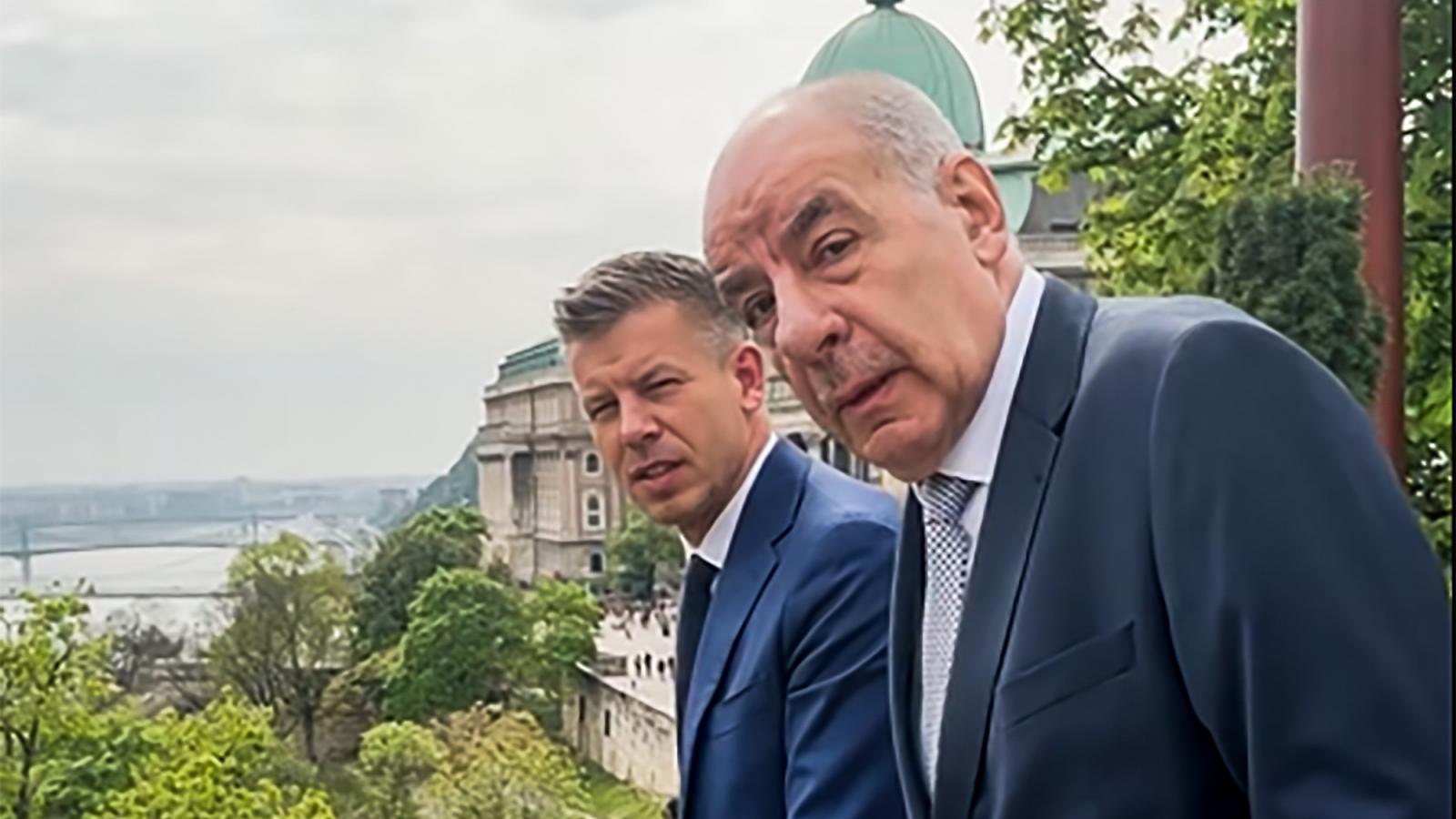 Magyar Péter leendő kormányfő és Sulyok Tamás jelenlegi államfő megpillantja a szomszédos erkélyen olvasgató leköszönő miniszterelnököt
