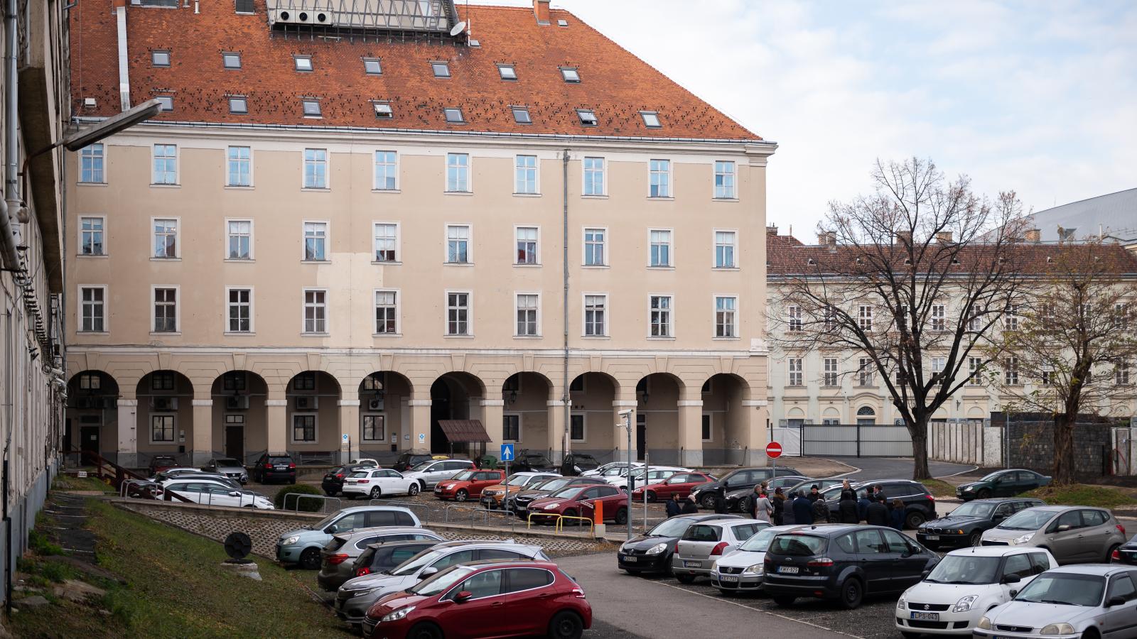 A Városháza parkban már nem lehet parkolni, de a hivatal udvarán még igen