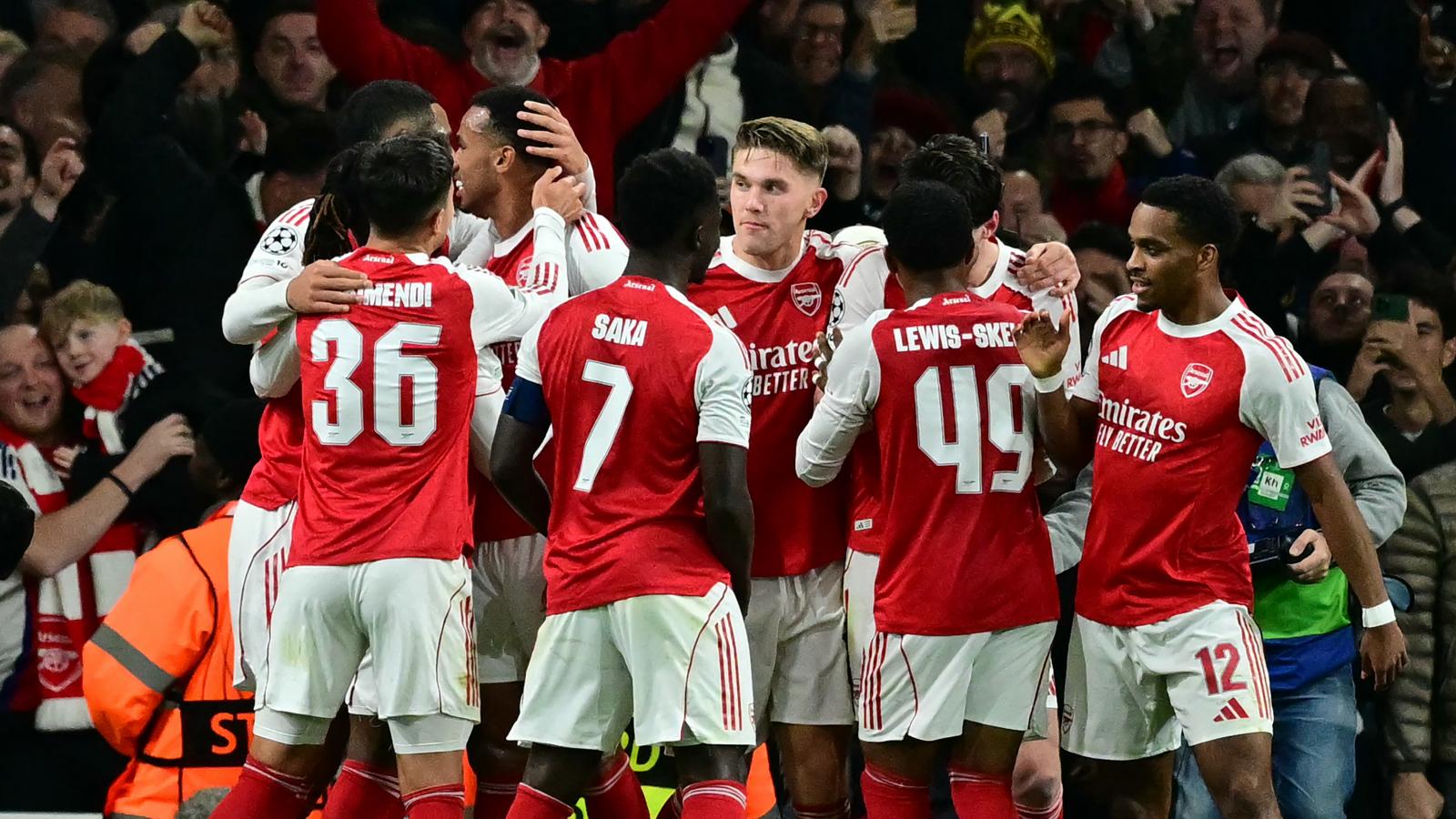 Az Arsenal játékosai a ligaszakaszban szerzett gólt ünneplik az Atlético Madrid ellen 4-0-ra megnyert mérkőzésen