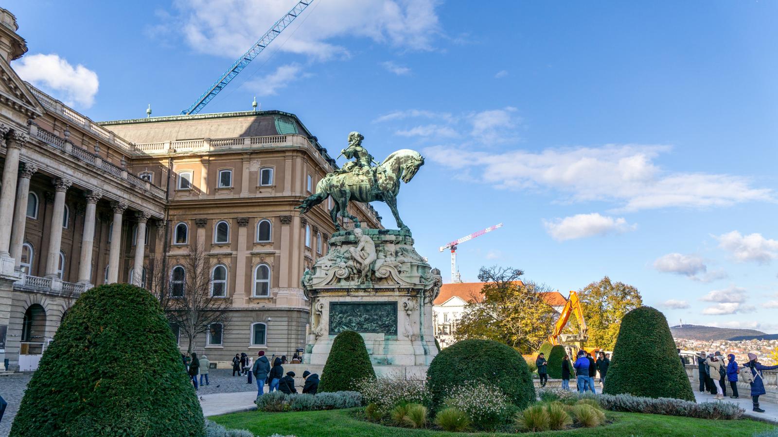 Savoyai Jenő
herceg a Budavári
Palota főbejárata
elől tekint
le a városra. Az
eredetileg Zentára
tervezett
szobor 1899-ben
a Műcsarnok
előtt is állt