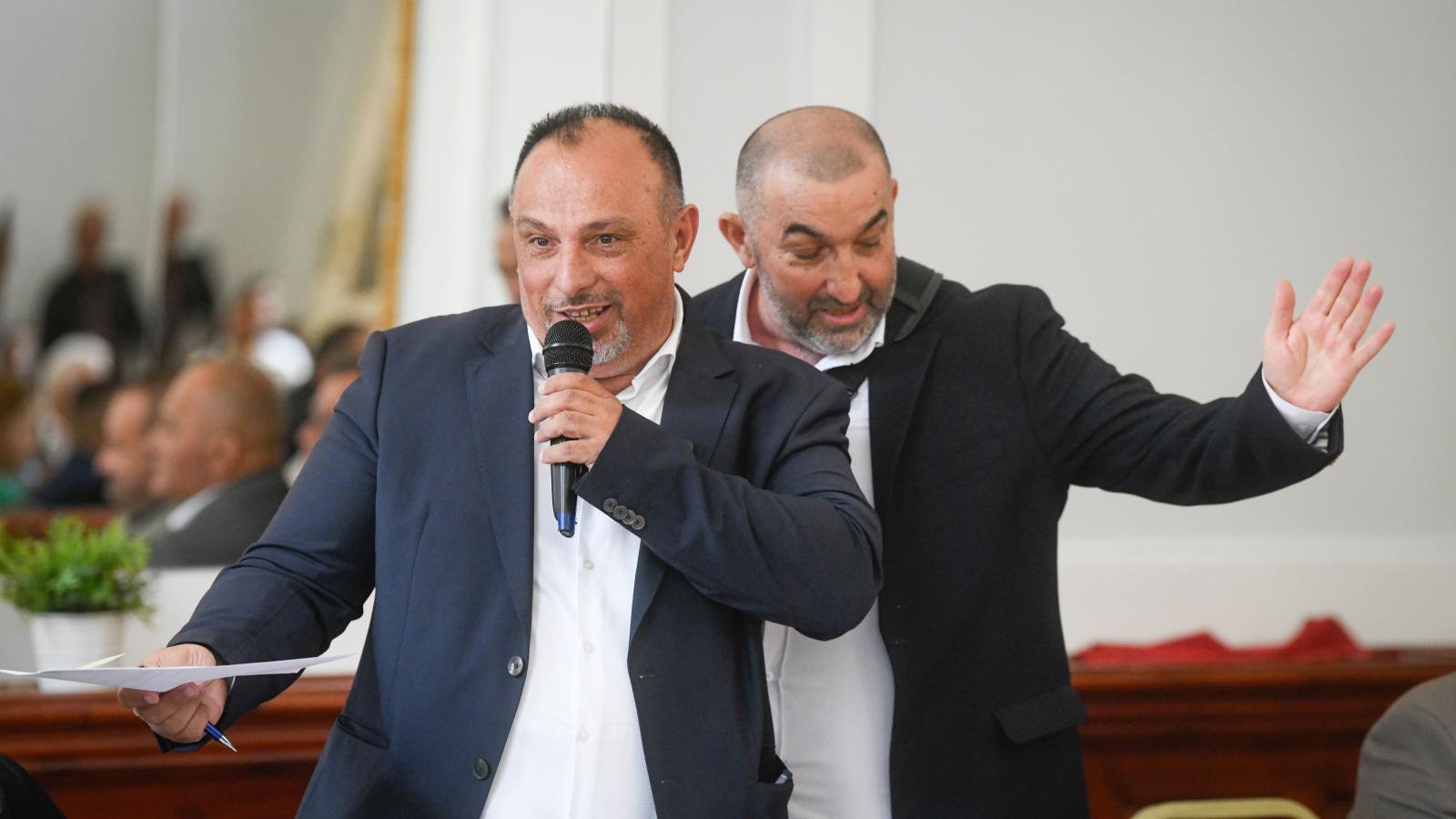 Dancs Mihály a háta mögött Aba-Horváth Istvánnal