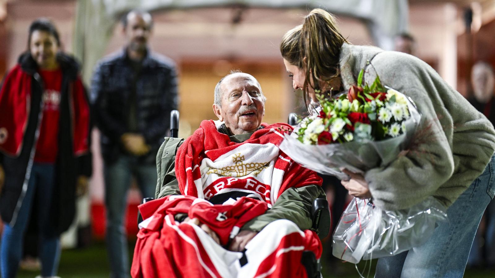 Fazekas László köszöntése a Royal Antwerp - RAAL La Louviere Belga Kupa mérkőzés előtt január 13-án 