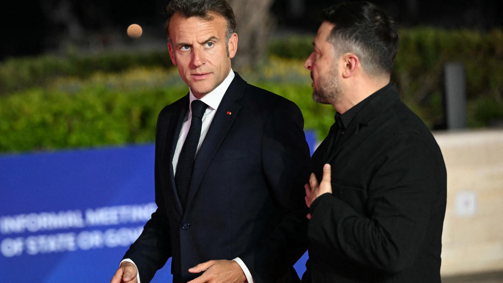 Emmanuel Macron francia elnök és Zelenszkij sétálnak a ciprusi informális csúcs helyszínén. Az ukrán elnök csalódottan tapasztalta, hogy a tagállamok nem lelkesednek hazája gyors csatlakozásáért