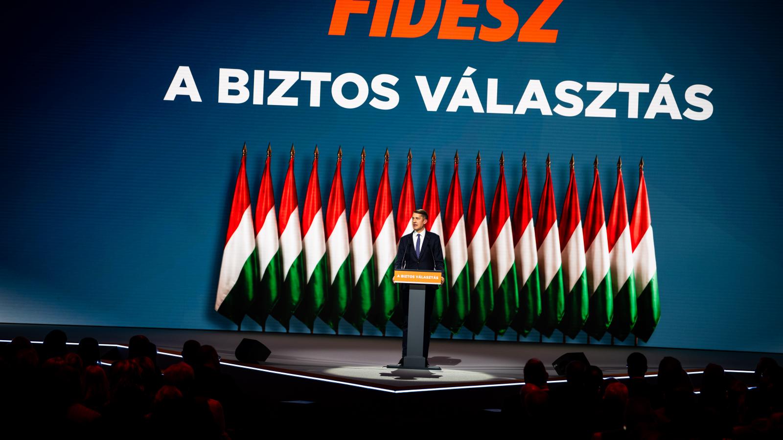 Pásztor Bálint a Fidesz januári kongresszusán. A VMSZ elnöke az egész vajdasági magyarság nevében kampányolt Orbánék mellett