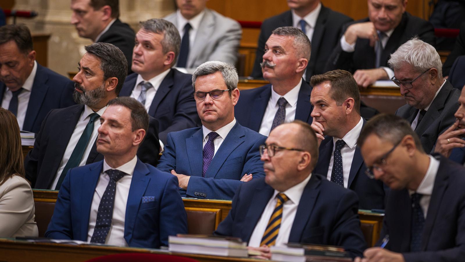Takács Péter volt államtitkár csukott szemmel, a fideszes frakció komor tekintettel követi a fejleményeket 