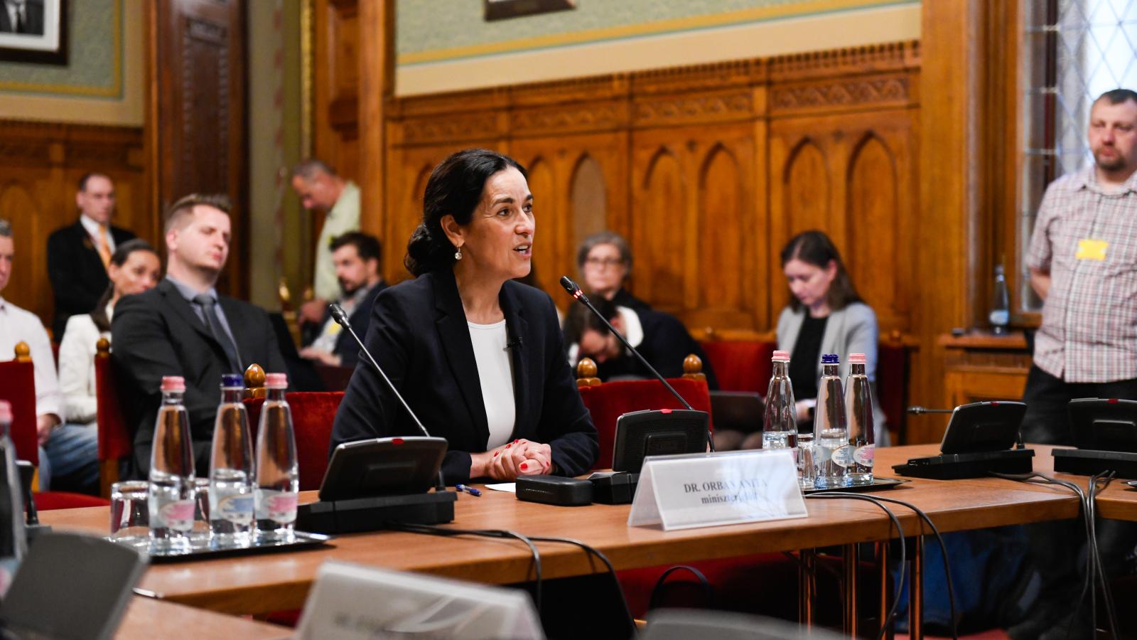 Orbán Anita külügyminiszter-jelölt kinevezés előtti meghallgatásán az Országgyűlés külügyi bizottságának ülésén az Országházban 2026. május 11-én.