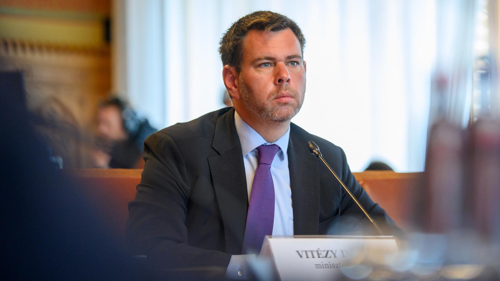 Vitézy Dávid közlekedési és beruházási miniszterjelölt kinevezés előtti meghallgatásán az Országgyűlés közlekedési és beruházási bizottságának ülésén az Országházban 2026. május 11-én.