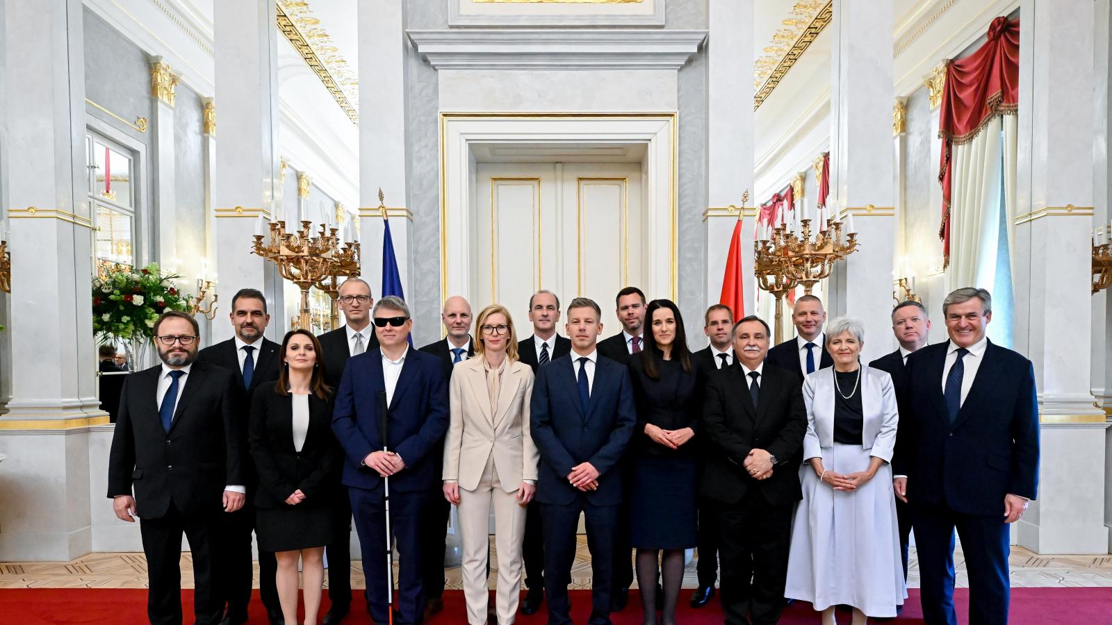 A Tisza-kormány miniszterei a kinevezési ünnepségen, középen Magyar Péter miniszterelnök a Sándor-palotában 2026. május 12-én