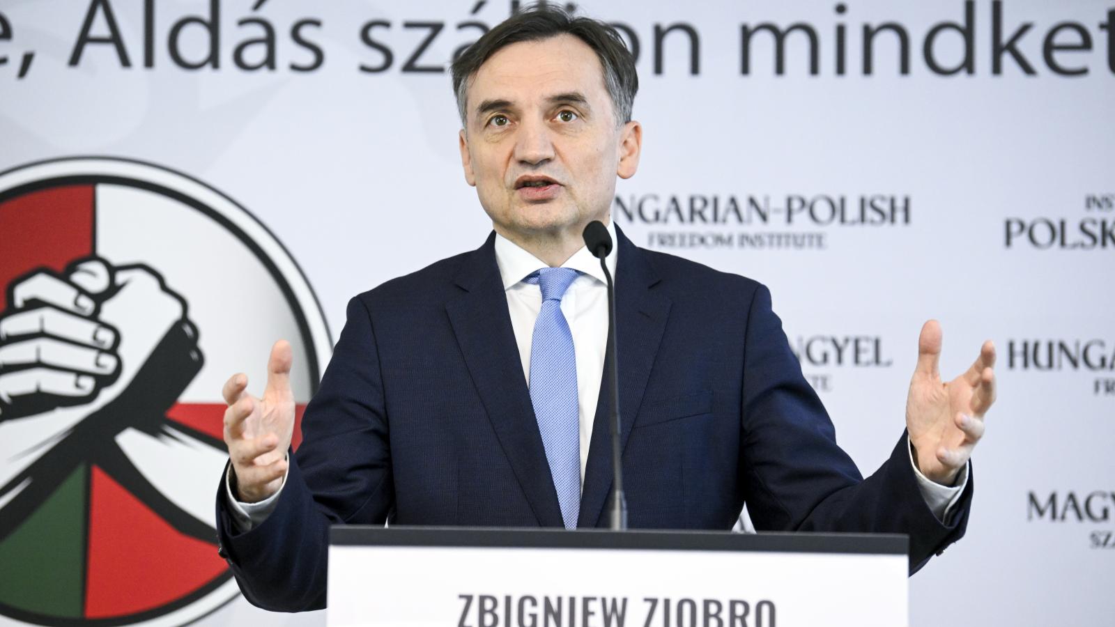 Zbigniew Ziobro volt lengyel igazságügyminiszter a Magyar-Lengyel Szabadság Intézet jelentésének Jogállamiság Tusk Lengyelországában című bemutatóján az Alapjogokért Központ székházában február 3-án 
