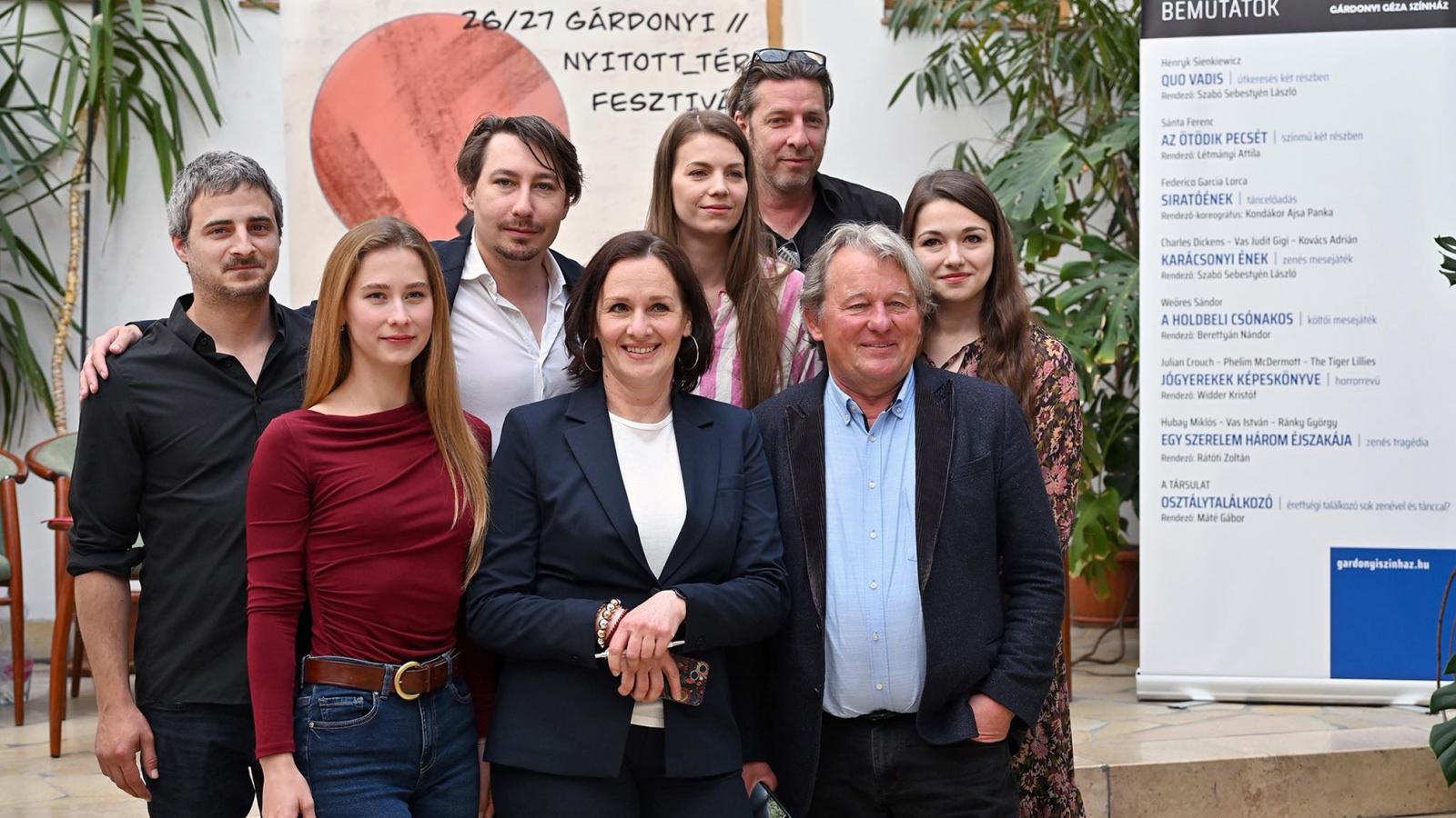 Szarvas József igazgató művésztársaival az évadbejelentőn