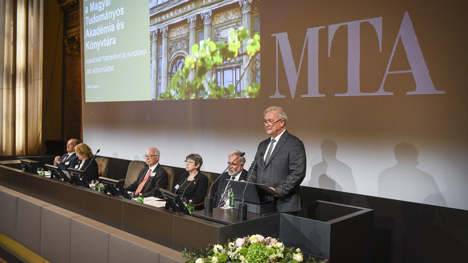 Freund Tamás,
az Akadémia
leköszönő
elnöke az MTA
közgyűlésén –
Orbán Viktor az
előző években
nem fogadta őt