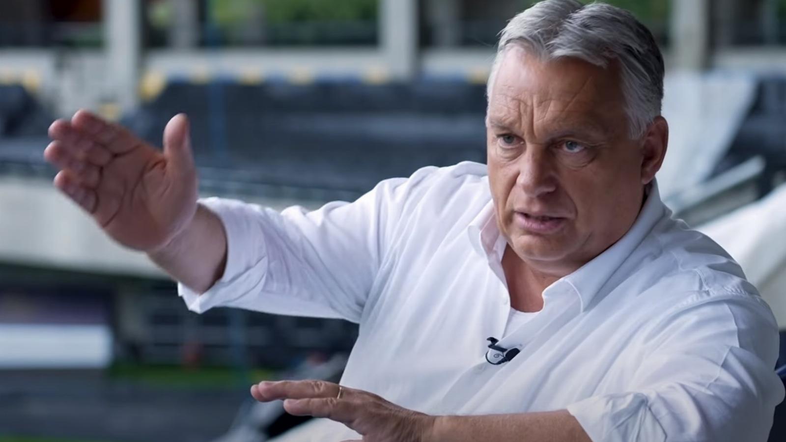 Képünk illusztráció, Orbán Viktor 2023 júliusában interjú közben a Pancho Aréna lelátóján