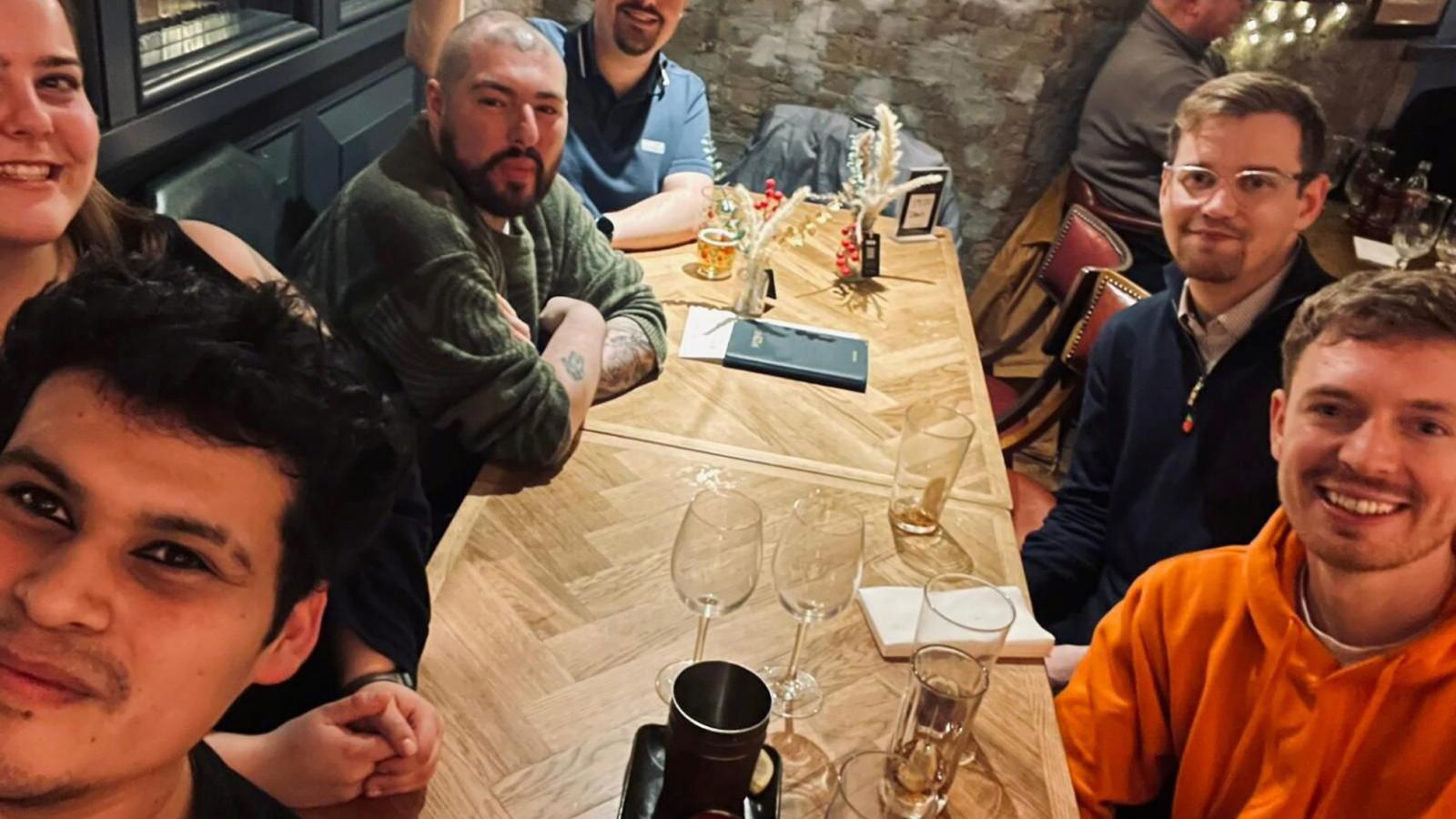 Az Üres Székek mozgalom világszerte terjed, közösen kibeszélik a bajokat