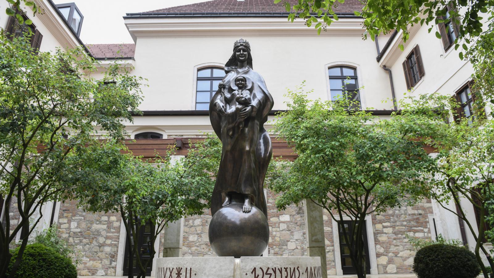 Magyarok Nagyasszonya-szobor, Karmelita kolostor udvara