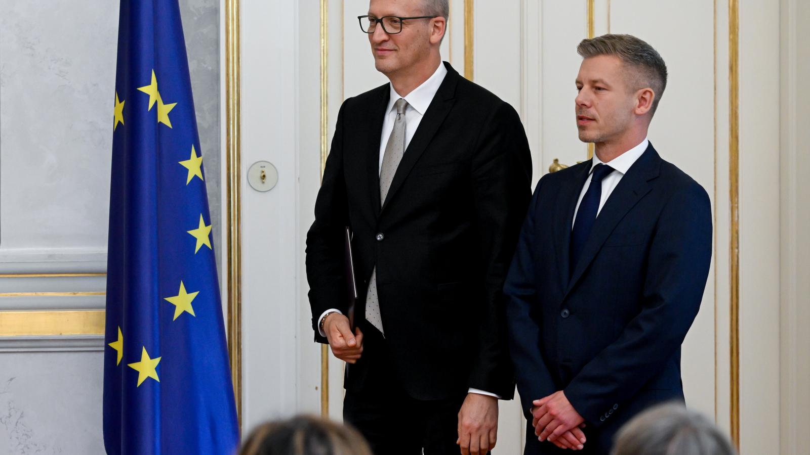Tarr Zoltán és Magyar Péter a miniszterek megbízóleveleinek átvételén a Sándor-palotában 2026. május 12-én