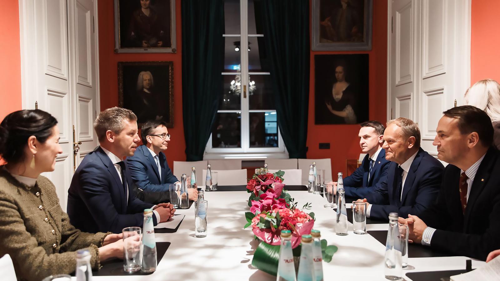 Magyar Péter és Donald Tusk  2026. február 14-én.