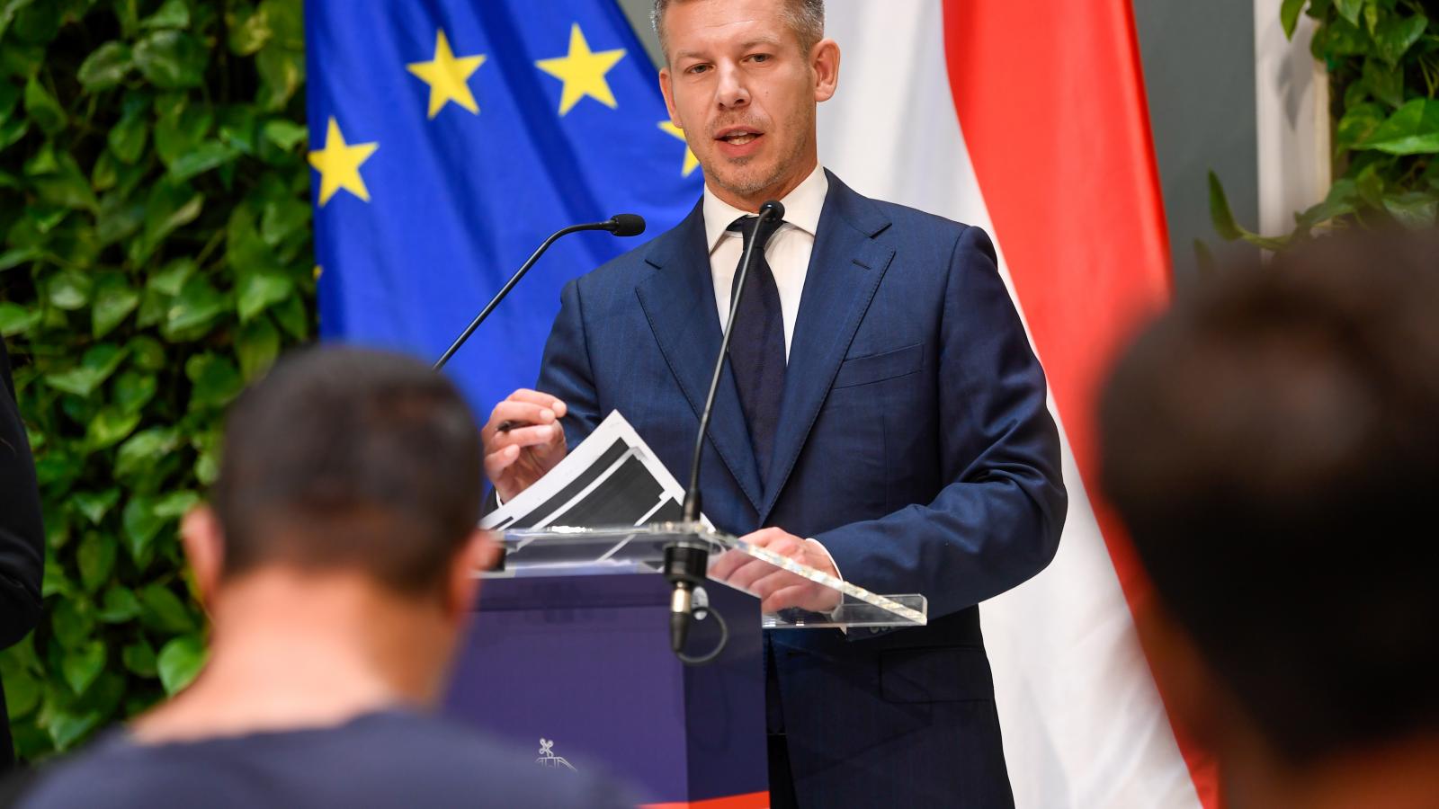 Magyar Péter miniszterelnök rendkívüli sajtótájékoztatót tart a kegyelmi ügyben megismert információkról a Miniszterelnökségen 2026. május 19-én. 