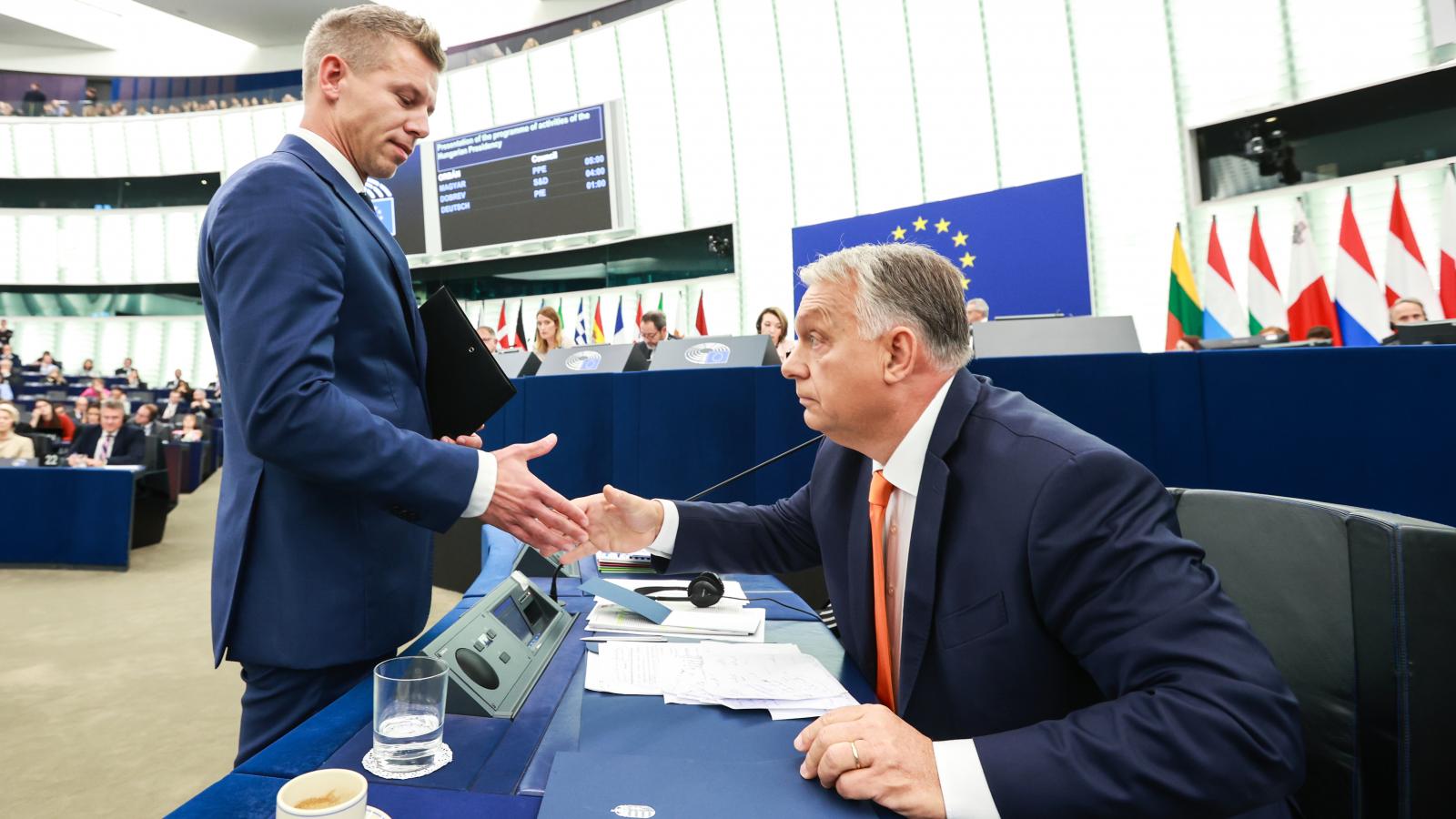 Itt még Orbán Viktor volt a kormányfő. Nagyon messze került ettől és Magyar Pétertől is