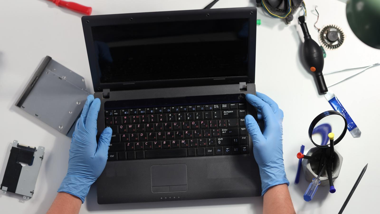 Ha elromlik a laptop, az kicsit olyan, mintha elvágnák az egyik köldökzsinórt, ami összeköt a világgal