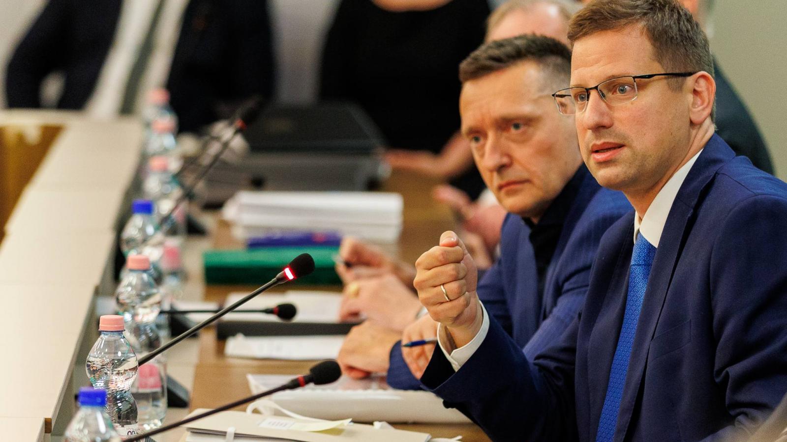 És hát a sok méltatlanság, agresszivitás, ami a hatalom eddigi képviselőit éri… – volt miniszterek az átadás-átvételen