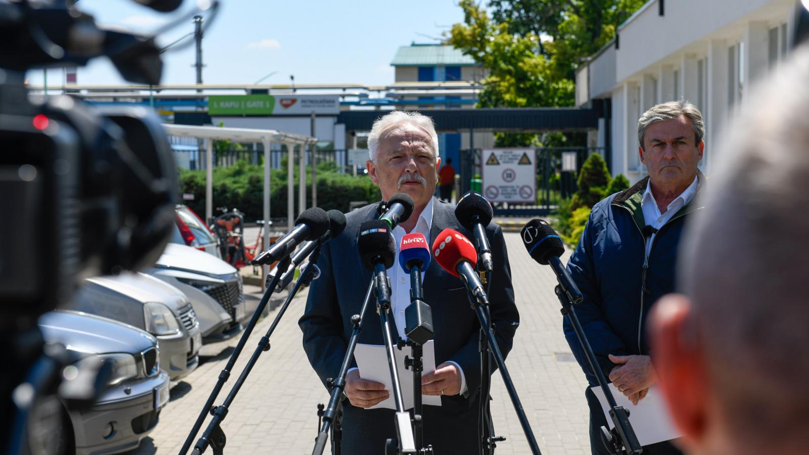 Hernádi Zsolt sajtótájékoztatója a MOL Petrolkémia üzemében történt robbanásról május 22-én 