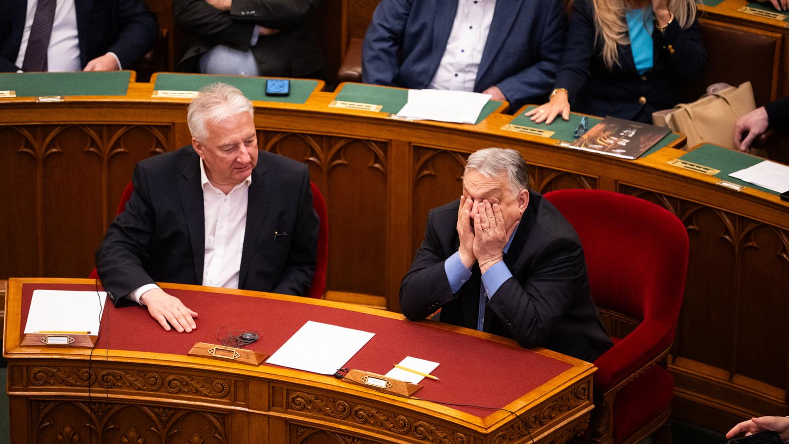 A módosítás után Orbán Viktor nem ülhetne többé a kormányfői székben