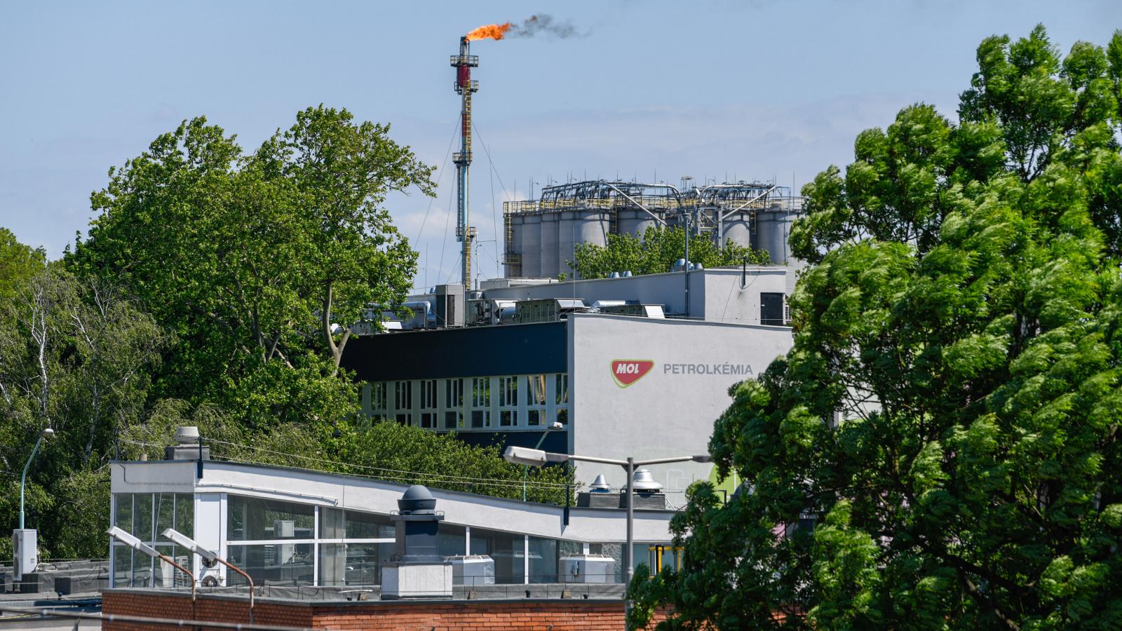 A MOL Petrolkémia tiszaújvárosi üzeme a robbanás után május 22-én 