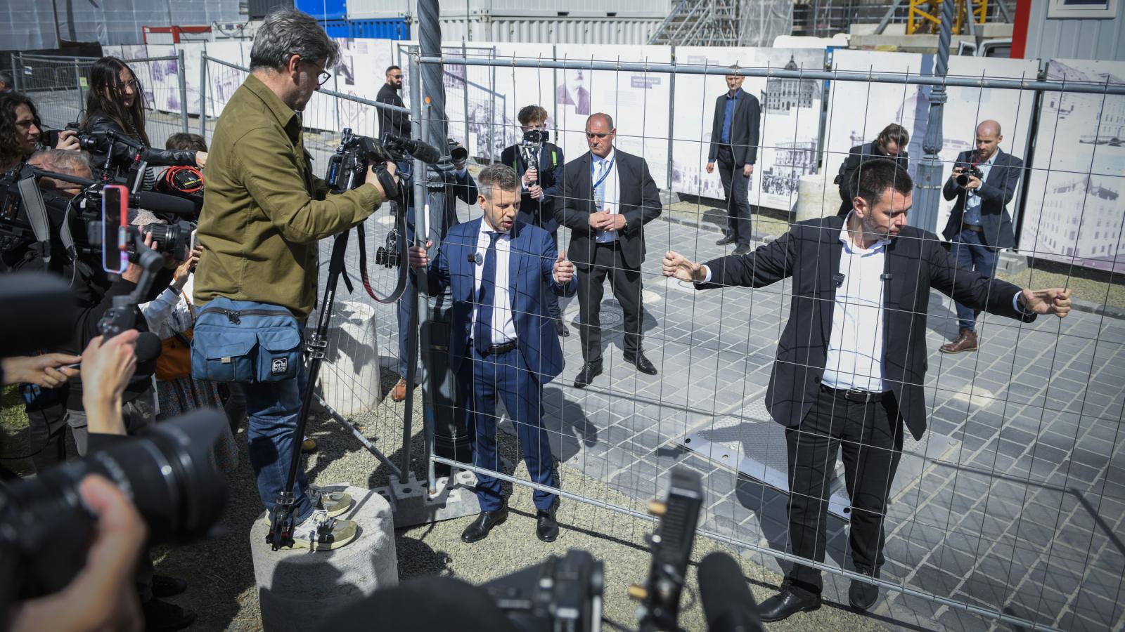 Kordonbontás a Karmelitánál. Erősen épít Magyar Péter a szimbolikus elemekre