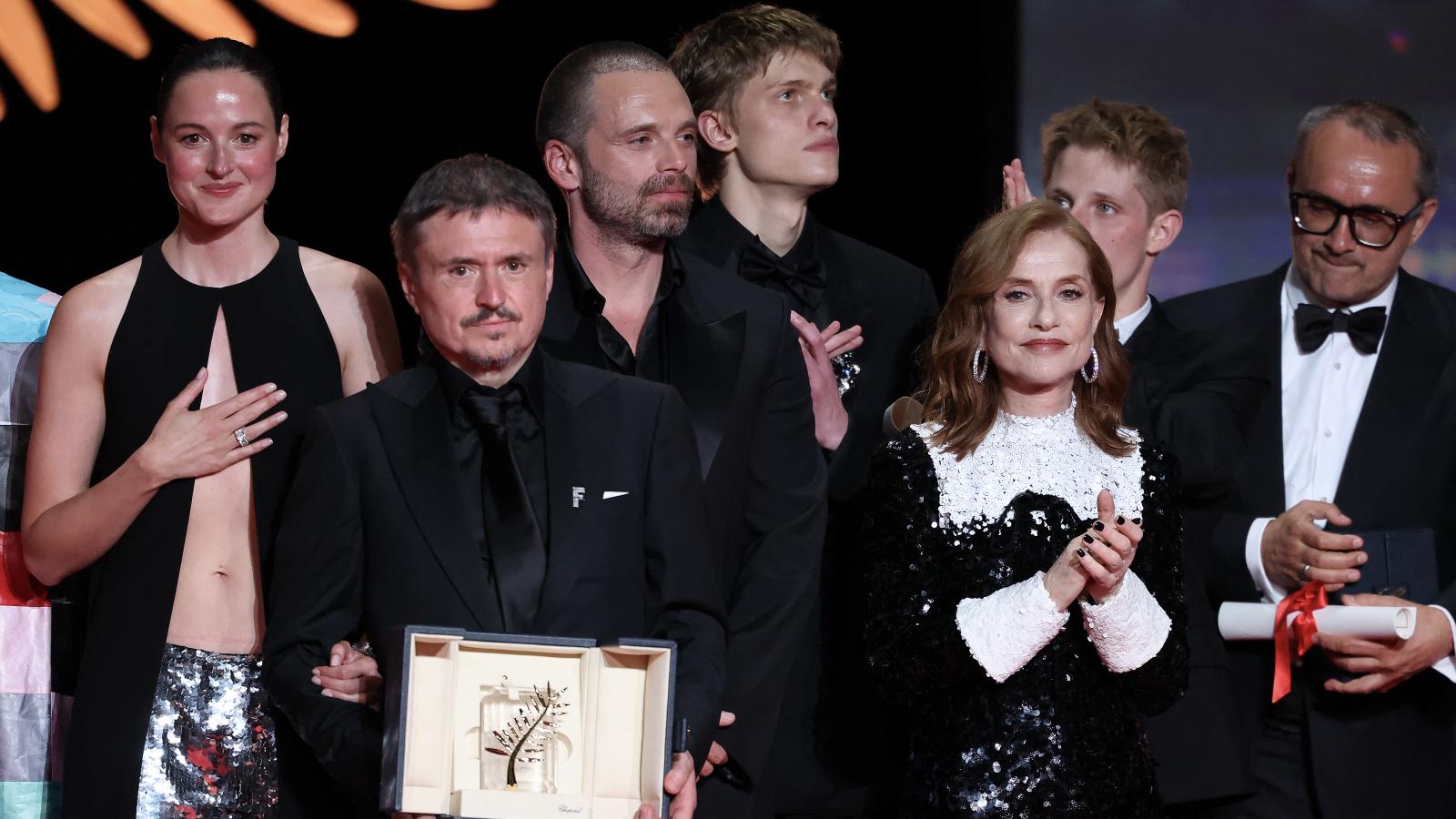 Cristian Mungiu és a Fjord szereplőgárdája szombat este a cannes-i színpadon