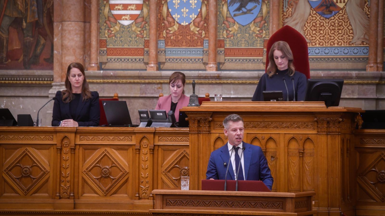 Magyar Péter miniszterelnök beszédet mond az Országgyűlés plenáris ülésén az Országházban 2026. május 26-án.