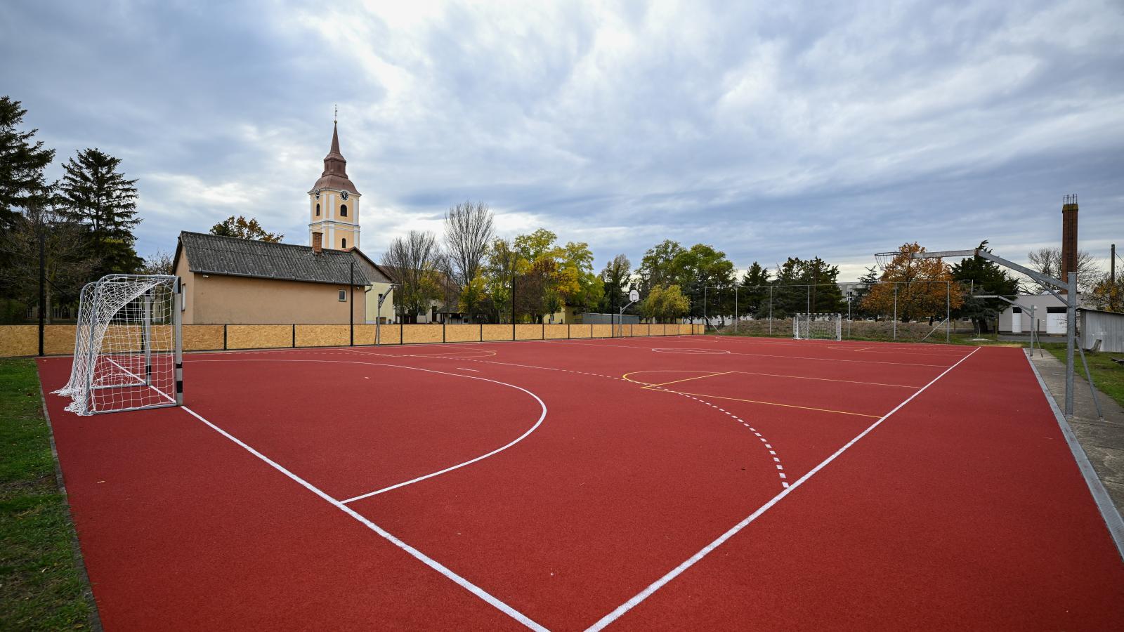 A Versenyképes járások program keretében megújult pálya Bárándon. Máshonnan vették el a pénzt
