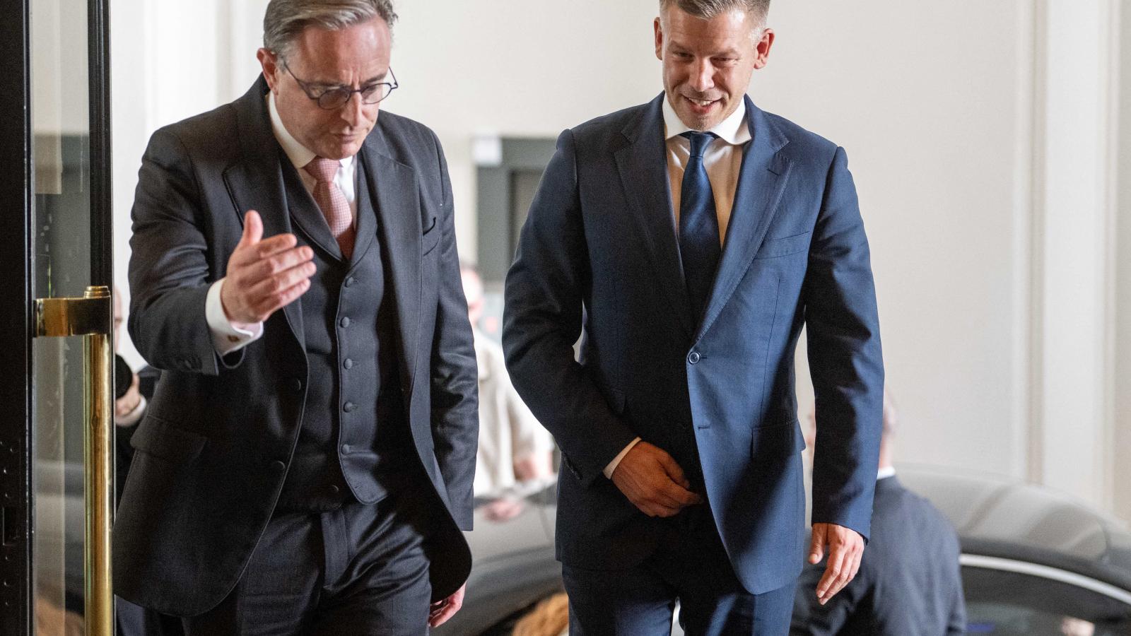Magyar csütörtökön Bart De Wever belga kormányfővel is találkozott, macskájával is játszott