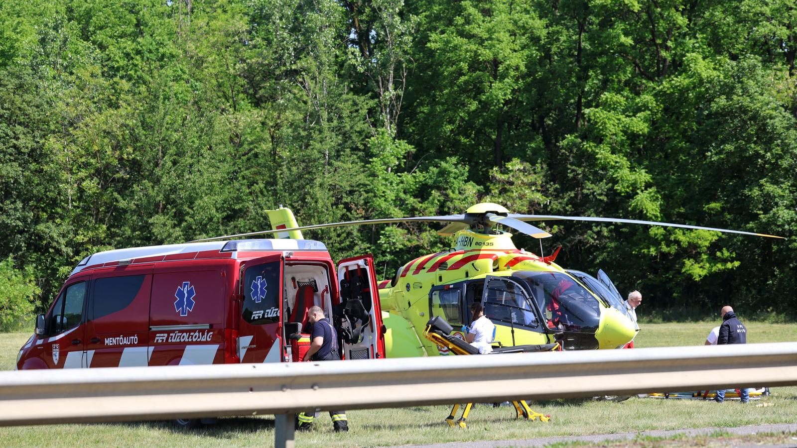 Mentőhelikopter a Mol Petrolkémia tiszaújvárosi telephelyének közelében május 22-én, miután robbanás történt az Olefin 1 üzem újraindítása során 