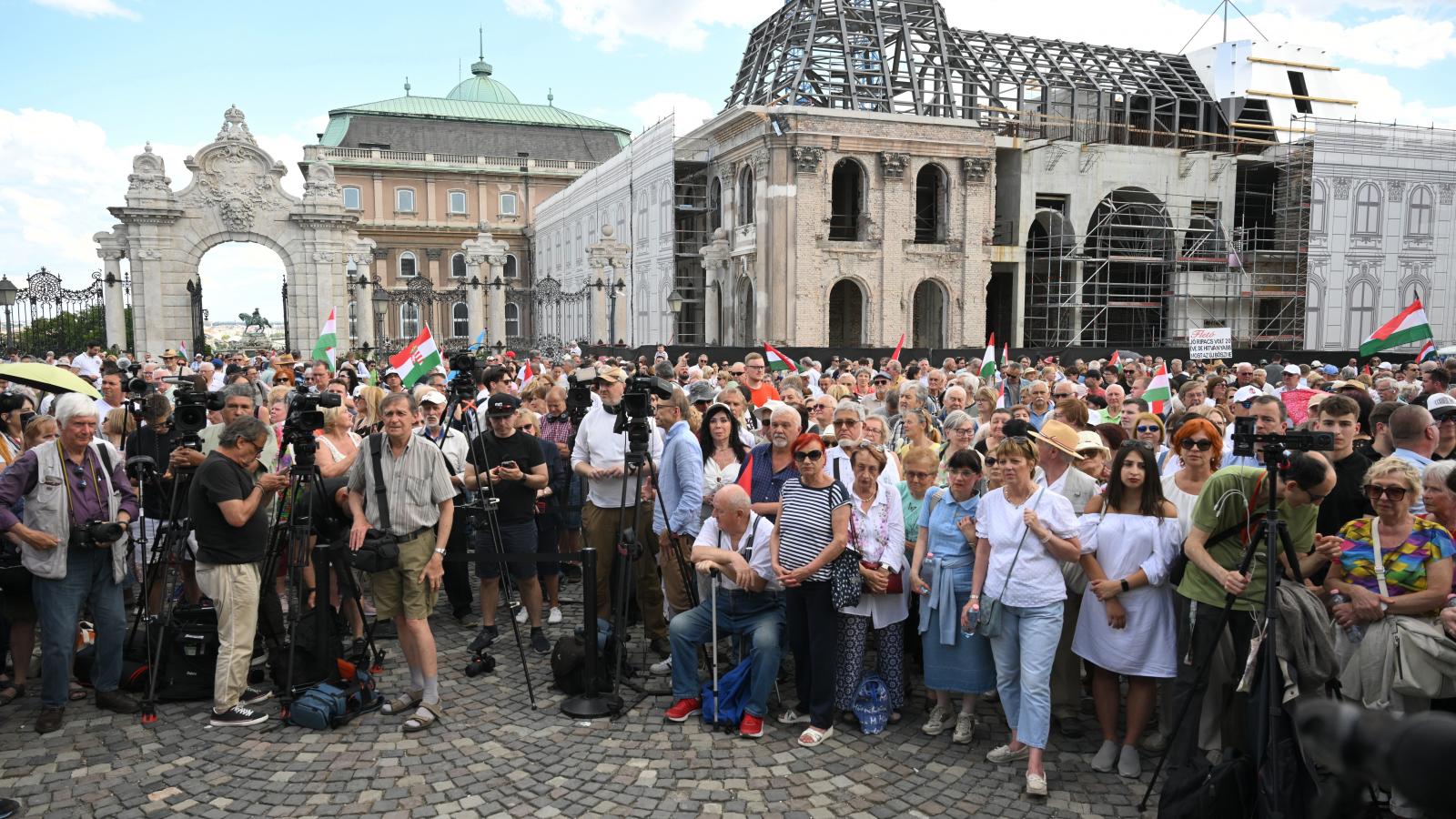 Résztvevők a szimpátiatüntetésen