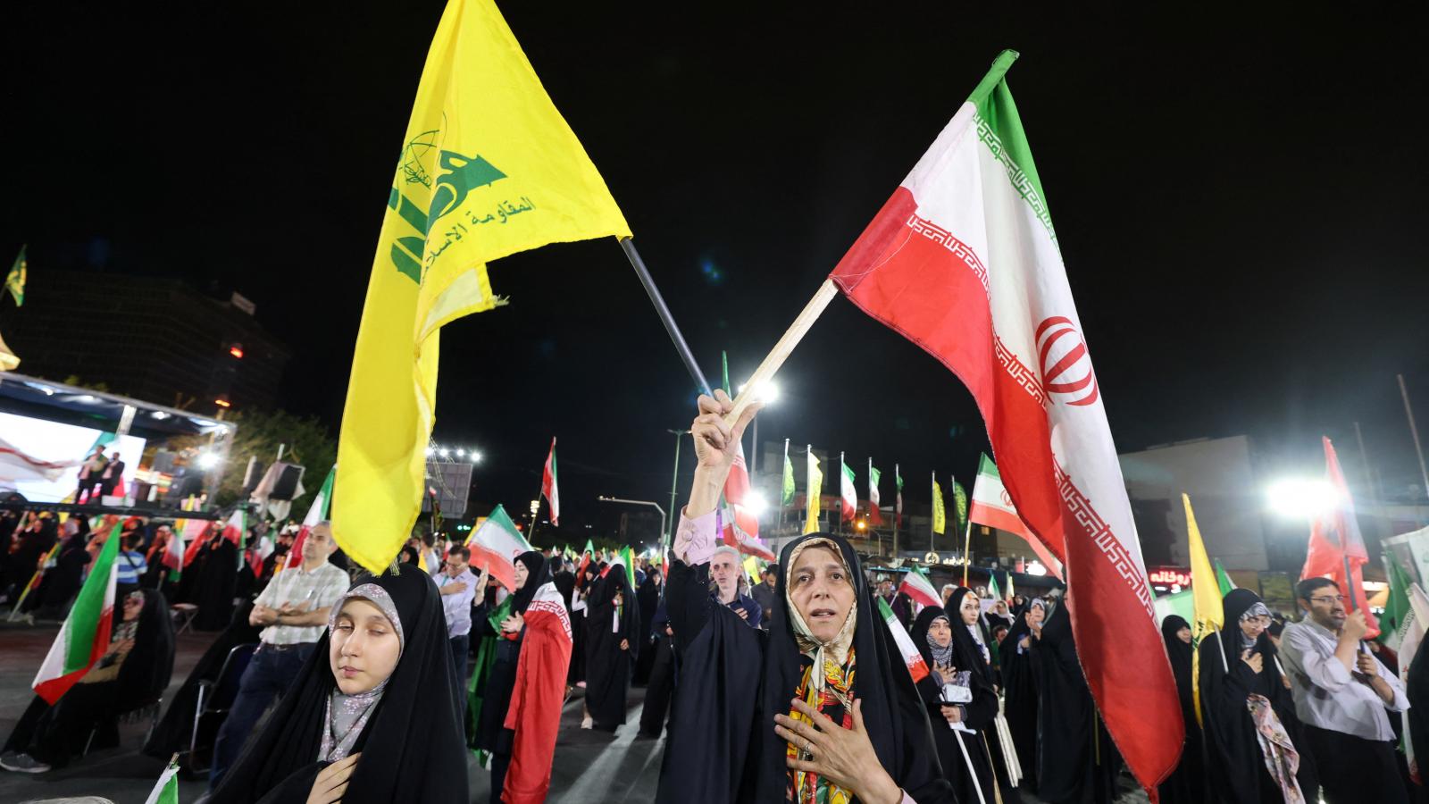 Rezsimpárti tüntetés Teheránban a libanoni Hezbollah, illetve Irán zászlajával