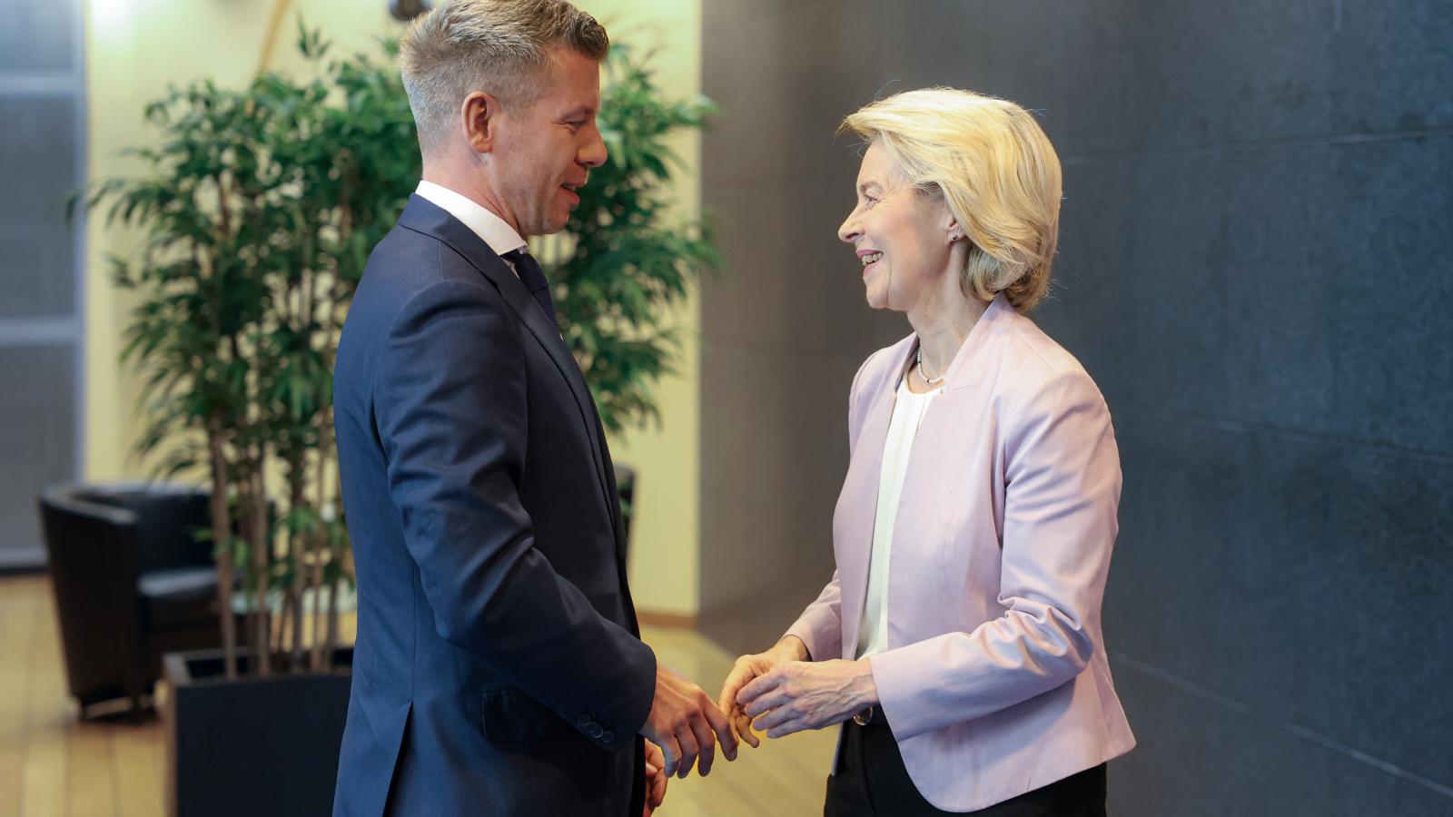 Magyar Péter és Ursula von der Leyen. 16 milliárd eurónyi uniós forrás szabadulhat fel