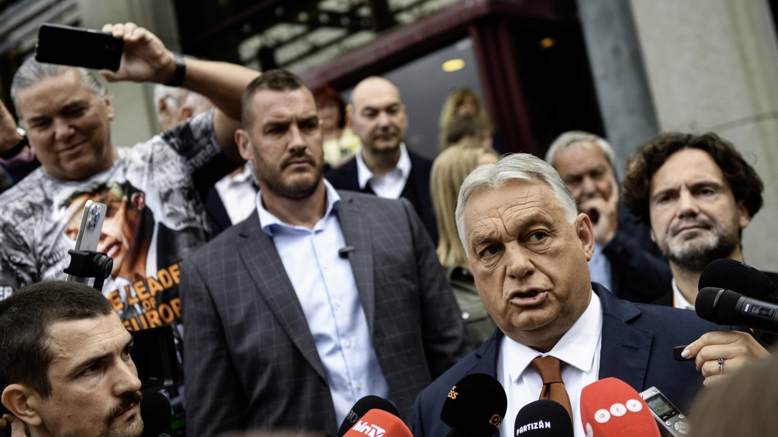 Orbán Viktor szerint a liberálisok kinyitják a kapukat, jönnek az idegenek és kizsebelik Magyarországot