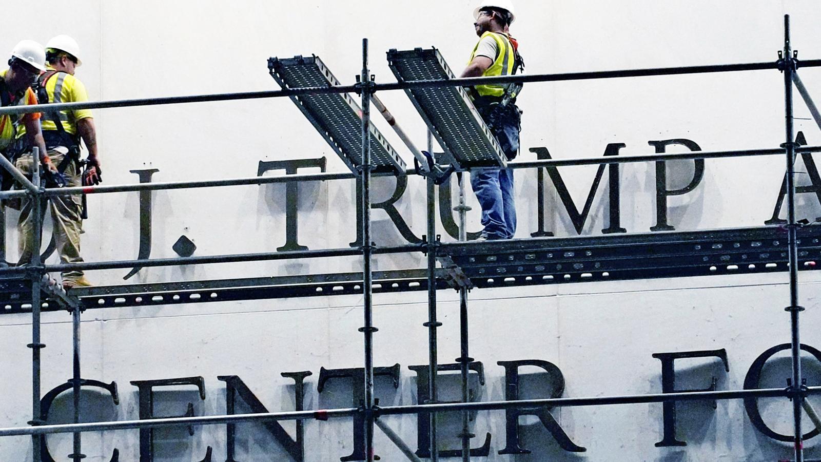Eltávolították Donald Trump nevét a washingtoni Kennedy Központ homlokzatáról